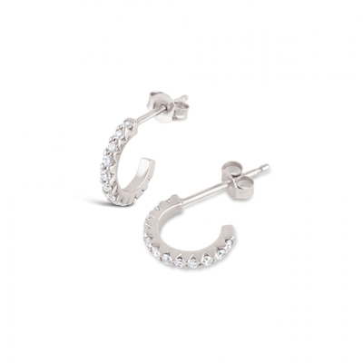 Des boucles d'oreilles en mini-circon cube en or 18K faites à la main avec coupe princesse