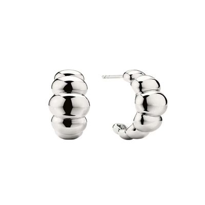 Des boucles d'oreilles en croissant en or 18K placée en rhodium