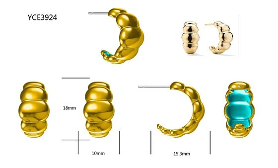Des boucles d'oreilles en croissant en or 18K placée en rhodium