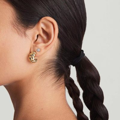 Des boucles d'oreilles en croissant en or 18K placée en rhodium