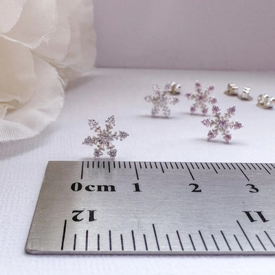 Boucles d'oreilles à clous flocon de neige en argent sterling 925 plaqué rhodium et oxydes de zirconium, 2g