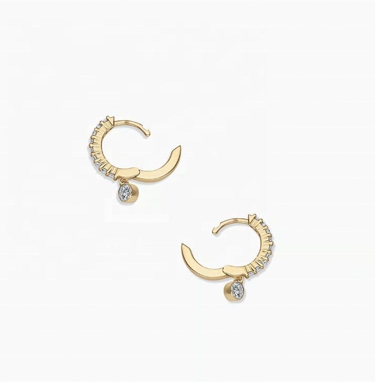 Boucles d'oreilles créoles pavées pendantes en zircon plaqué or 14 carats tendance, avec un diamètre de profil de 9,5 mm et une longueur totale de 12 mm