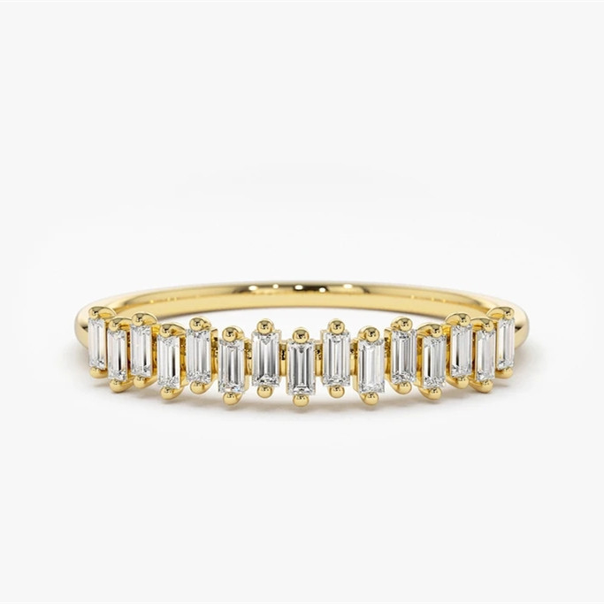 925 Sterling Silver CZ Diamond Baguette Bague de l'éternité pour femme avec plaque dorée jaune