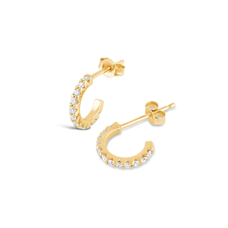 Des boucles d'oreilles en mini-circon cube en or 18K faites à la main avec coupe princesse