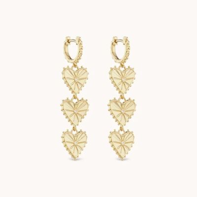 Des boucles d'oreilles à la main en or de 14 carats.