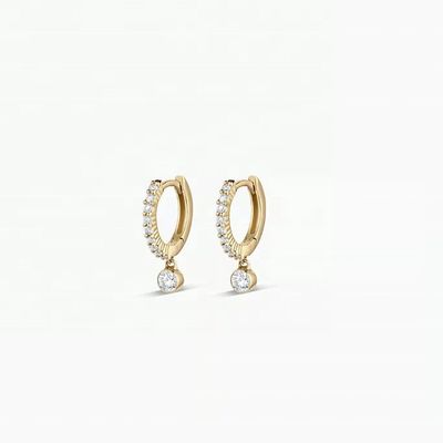 Boucles d'oreilles créoles pavées pendantes en zircon plaqué or 14 carats tendance, avec un diamètre de profil de 9,5 mm et une longueur totale de 12 mm