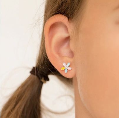 Des boucles d'oreilles en argent sterling 925 en émail jaune