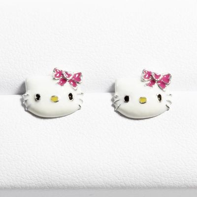 Des boucles d'oreilles Hello Kitty colorées en émail et en or noir et en argent