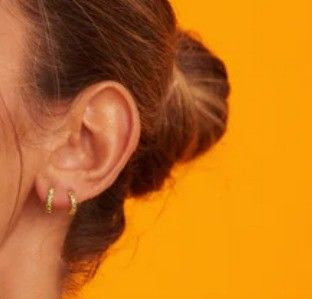 18K or plaqué bébé émeraude CZ Huggie boucles d'oreilles pour les filles bijoux de tous les jours