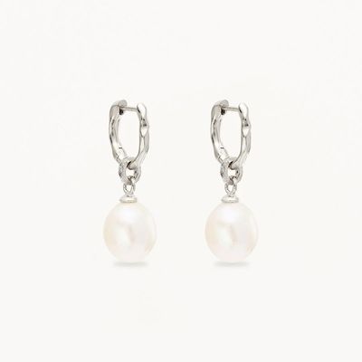 Des boucles d'oreilles en argent 925