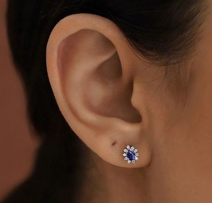 Des boucles d'oreilles de saphir et de zircon blanc pour les fiançailles.