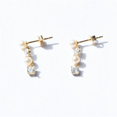 Des boucles d'oreilles blanches pour femmes sophistiquées