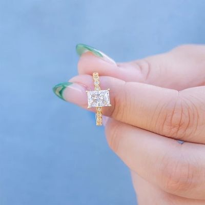 Baguette de pierre découpée de 18 carats d'or, bague de fiançailles de style vintage pour femmes