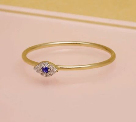 Mini-anneau de pavé de style classique avec œil de diamant et saphir bleu en argent sterling 925