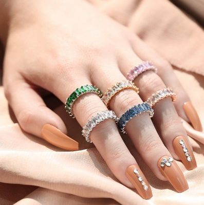 Une bague de mariage en argent CZ Infinity