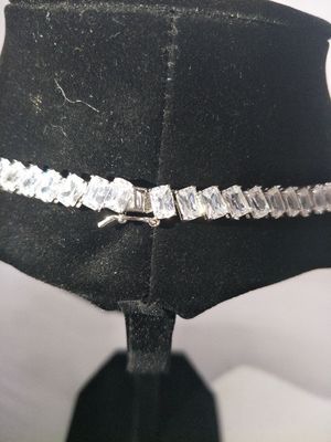 Collier de tennis blanc plaqué au rhodium.