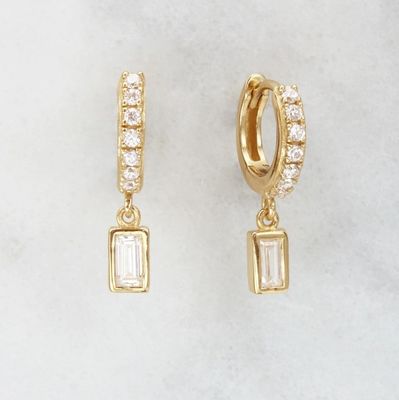 Des boucles d' oreilles en argent pour anniversaire de mariage.
