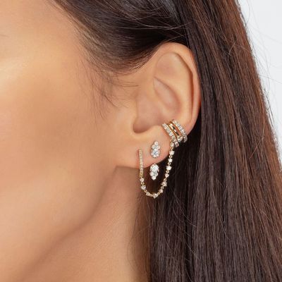 Des boucles d'oreilles en circon blanc cube, en diamant et en épingle à cheveux.