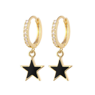 Des boucles d'oreilles en émail étoile en forme de boucle en argent 925 en argent sterling