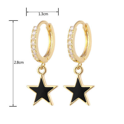 Des boucles d'oreilles en émail étoile en forme de boucle en argent 925 en argent sterling