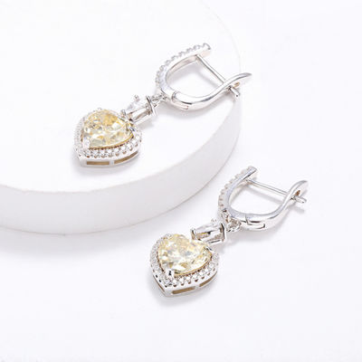 Des boucles d'oreilles en diamant et en argent 925