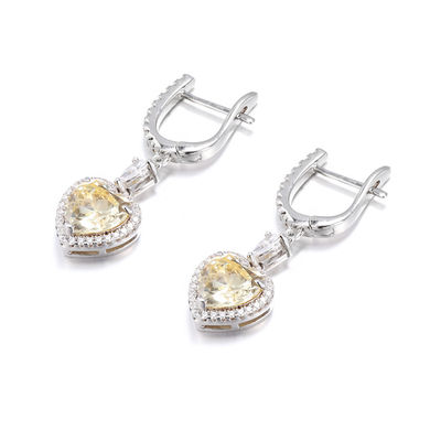Des boucles d'oreilles en diamant et en argent 925