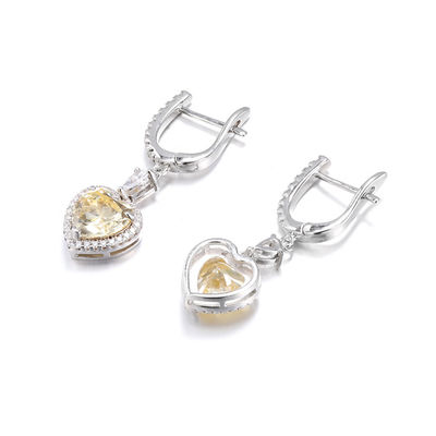 Des boucles d'oreilles en diamant et en argent 925