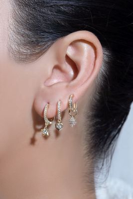Les boucles d'oreilles mini Dangle Heart CZ Huggie plaquées en or ajoutent une touche de glamour à votre look