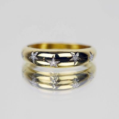 Des anneaux à dôme 14 carats 18 carats d'or Chunky Star Set Anneau à bande de diamant pour des tenues élégantes