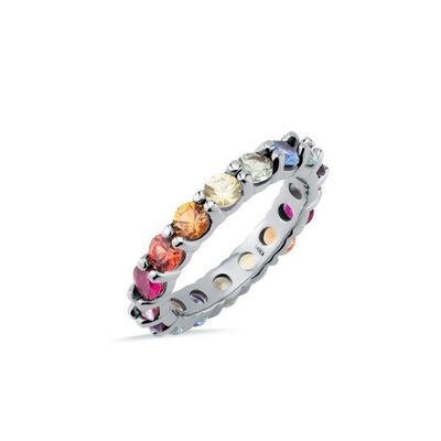 Une bague d'éternité en argent sterling 925
