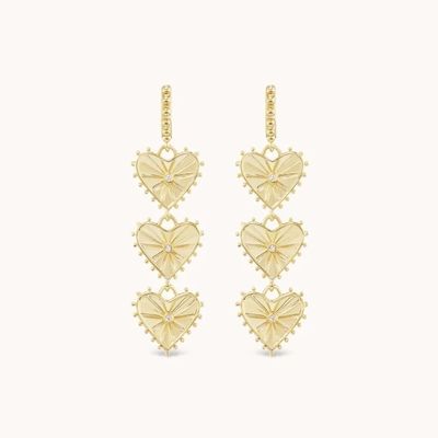 Des boucles d'oreilles à la main en or de 14 carats.