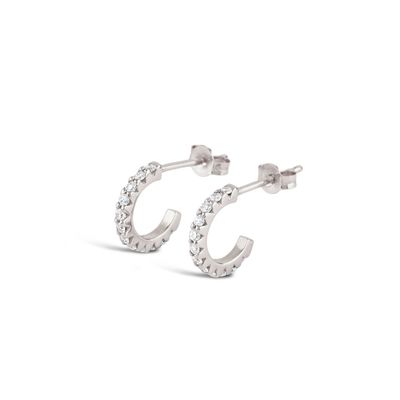 Des boucles d'oreilles en mini-circon cube en or 18K faites à la main avec coupe princesse