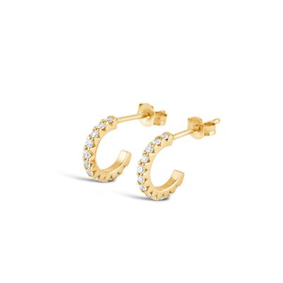 Des boucles d'oreilles en mini-circon cube en or 18K faites à la main avec coupe princesse