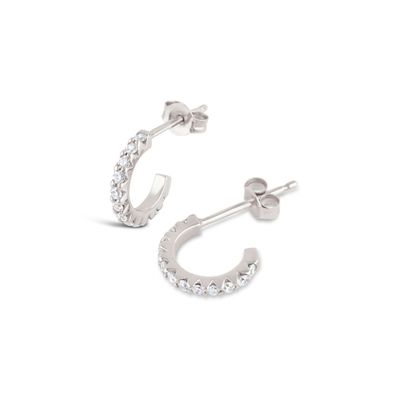 Des boucles d'oreilles en mini-circon cube en or 18K faites à la main avec coupe princesse