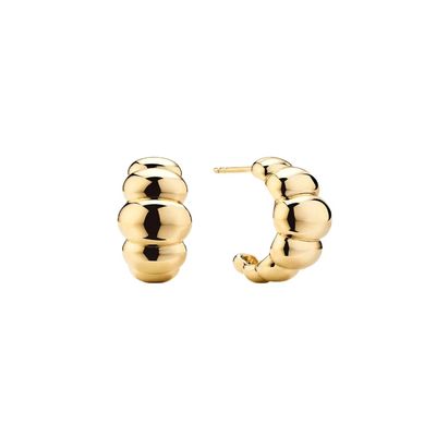 Des boucles d'oreilles en croissant en or 18K placée en rhodium