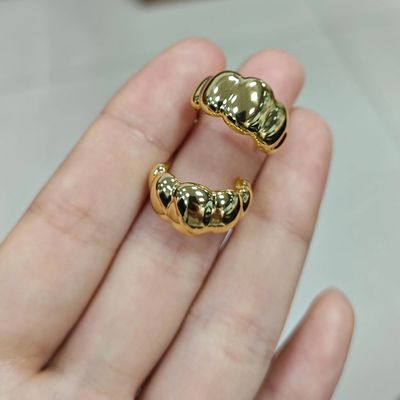 Des boucles d'oreilles en croissant en or 18K placée en rhodium