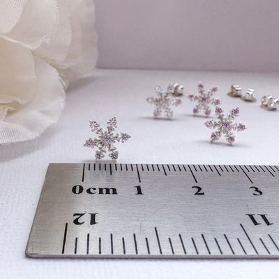 Boucles d'oreilles à clous flocon de neige en argent sterling 925 plaqué rhodium et oxydes de zirconium, 2g