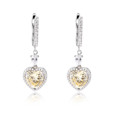 Des boucles d'oreilles en diamant et en argent 925