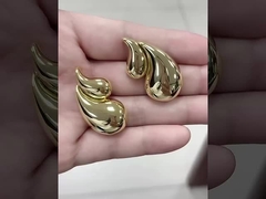 Des boucles d'oreilles en cuivre en forme de goutte à goutte