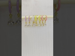 Boucles d'oreilles en zirconia cube blanc et émail rose