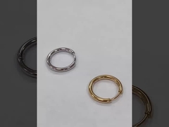 Des boucles d'oreilles en acier inoxydable pour la remise des diplômes