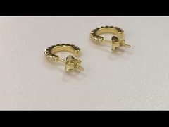 Des boucles d'oreilles en mini-circon cube en or 18K faites à la main avec coupe princesse