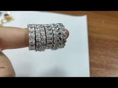 Une bague d'éternité en argent sterling 925